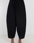 black Windbreaker material track pant
Mid rise
Ankle length
4 pocket construction
Adjustable elastic drawstring