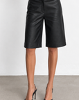 Faux leather long line shorts
Leather jorts
Hook and zipper closure
Belt loops
2 side pockets
Unlined
black faux leather shorts jorts