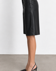 Faux leather long line shorts
Leather jorts
Hook and zipper closure
Belt loops
2 side pockets
Unlined
black faux leather shorts jorts
