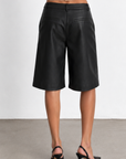 Faux leather long line shorts
Leather jorts
Hook and zipper closure
Belt loops
2 side pockets
Unlined
black faux leather shorts jorts
