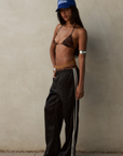 black Silk track pant
Elastic waistband
Side stripe
