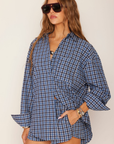blue oversized plaid button down shirt
Collared
Long sleeve
Front chest pocket
Unlined