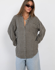 black and white Textured plaid button down shirt
Collard
Front pocket
Button down closure
Cotton/Polyester