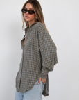 black and white Textured plaid button down shirt
Collard
Front pocket
Button down closure
Cotton/Polyester