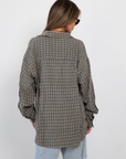 black and white Textured plaid button down shirt
Collard
Front pocket
Button down closure
Cotton/Polyester