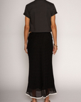 Woven polka dot maxi skirt
Side zipper closure
Lined
Contrast color block bottom detail
Black and white polka dot maxi skirt
Summer skirt
Spring skirt