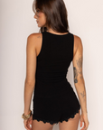 Fitted tank top in a soft jersey fabric
Scoop neckline
Adorned with delicate tonal daisy appliqué
Unlined
black tank top with daisies hemline