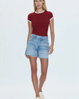 High-rise cut-off shorts
Rigid denim shorts
Relaxed vintage feel
Light medium wash
Raw hem
