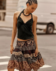black V neck line halter top
Adorned with lace details
Adjustable tie closure at the back