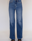 High rise ultra wide leg jeans
Button and zipper fly
Five pocket construction