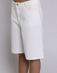 WHITE Mid rise denim bermuda shorts
Bermuda denim shorts
Denim jorts
Pockets
Button fly closure
Unlined
white jorts