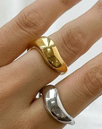 18K non-tarnish classic wavy band silver ring
18K gold plating stainless steel
Size 7 measurement: 0.682 Diameter/2.14 Circumference
Lead and Nickel Free
Hypoallergenic
Water Resistant