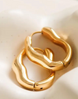 18K gold non-tarnish wavy oval hoop earring
18K gold plating stainless steel
Measurement (L x W inch): 1 x 0.8
Lead and Nickel Free
Hypoallergenic
Water Resistant