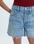 High-rise cut-off shorts
Rigid denim shorts
Relaxed vintage feel
Light medium wash
Raw hem