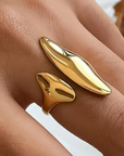 18K gold non-tarnish abstract statement ring
18K gold plating stainless steel
Size 7 measurement: 0.682 Diameter/2.14 Circumference
Lead and Nickel Free
Hypoallergenic
Water Resistant