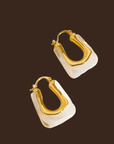 18k Gold-plated U-shaped earrings
Measurement (L x W): 1.1 x 0.8 inches
18k Gold Plated Brass / Acrylic