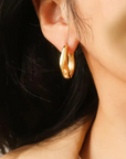 18K gold non-tarnish wavy oval hoop earring
18K gold plating stainless steel
Measurement (L x W inch): 1 x 0.8
Lead and Nickel Free
Hypoallergenic
Water Resistant