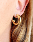 18k Gold filled 25mm chubby C-hoop earrings.
Metal: 18k gold-filled
Size: 25mm diameter
Thickness: 6.7 mm wide tube
Hypoallergenic
Nickel Free
Water-resistant
gold hoop earrings