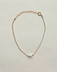Gold filled dainty chain bracelet
Freshwater pearl charm
Length: 5" with a 1.5" extender
Freshwater pearl charm: .25"
Size and shape of pearl may vary
