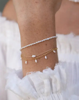 Gold filled dainty chain bracelet
Freshwater pearl charm
Length: 5" with a 1.5" extender
Freshwater pearl charm: .25"
Size and shape of pearl may vary