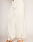 ivory Satin balloon pants
Zipper closure
Side pockets
Unlined