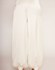 ivory Satin balloon pants
Zipper closure
Side pockets
Unlined