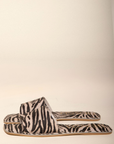 One-band zebra suede printed slide sandal
Squared toe
Padded insole
Suede/Synthetic
zebra slide sandals