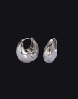 14K gold filled teardrop earrings
Rounded chubby huggie hoop
Brass/Gold Filled
Rhodium Plated
Size: 23mm