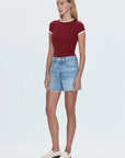 High-rise cut-off shorts
Rigid denim shorts
Relaxed vintage feel
Light medium wash
Raw hem