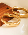 18K gold non-tarnish wavy oval hoop earring
18K gold plating stainless steel
Measurement (L x W inch): 1 x 0.8
Lead and Nickel Free
Hypoallergenic
Water Resistant