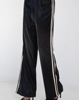 black Silk track pant
Elastic waistband
Side stripe
fall outfit