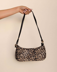Leopard printed shoulder bag
Thin/rectangular shape with curved edges
Top zip closure with gold hardware
Adjustable, thin shoulder strap
leopard satin shoulder bag