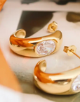 18K Gold Non-Tarnish CZ Classic C Hoop Earring
18K Gold Plating
Stainless Steel
Cubic Zirconia (CZ)
Measurement (L x W inch): 0.8 x 0.7
Lead-free
Nickel-safe
Hypoallergenic
Water Resistant