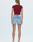 High-rise cut-off shorts
Rigid denim shorts
Relaxed vintage feel
Light medium wash
Raw hem