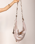 Triangle tote bag
Sun design
Twisted braided strap
Side tassel detail
Inner pocket
Magnetic closure