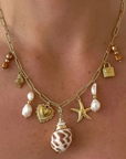 18K Gold Non-Tarnish Shell and Pearl Charm Necklace
18K Gold Plating
Stainless Steel
sea shell charm necklace