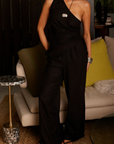 black One shoulder linen top
Asymmetrical hem
Cinchable side
Zipper closure
resort outfit