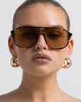 Modern aviator-inspired frame
Featuring a bold flat-top silhouette with geometric shaping
Navigator-inspired angular shaping
Oversized lens profile for full coverage
Polarisation: Category 3
UV Protection: UV400
Double bridge design
Keyhole cut-out detail between bridges
Slim arm design
Lens Height: 5.16cm / Temple Length: 14.5cm / Temple Tip Width: 10.5cm /
Nose Bridge: 1.8cm, Frame Width: 14.4cm
