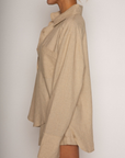 Tan Linen woven long sleeve collared top
Button down closure
Front pocket
Button closure on sleeves
Unlined
Resort lounge wear