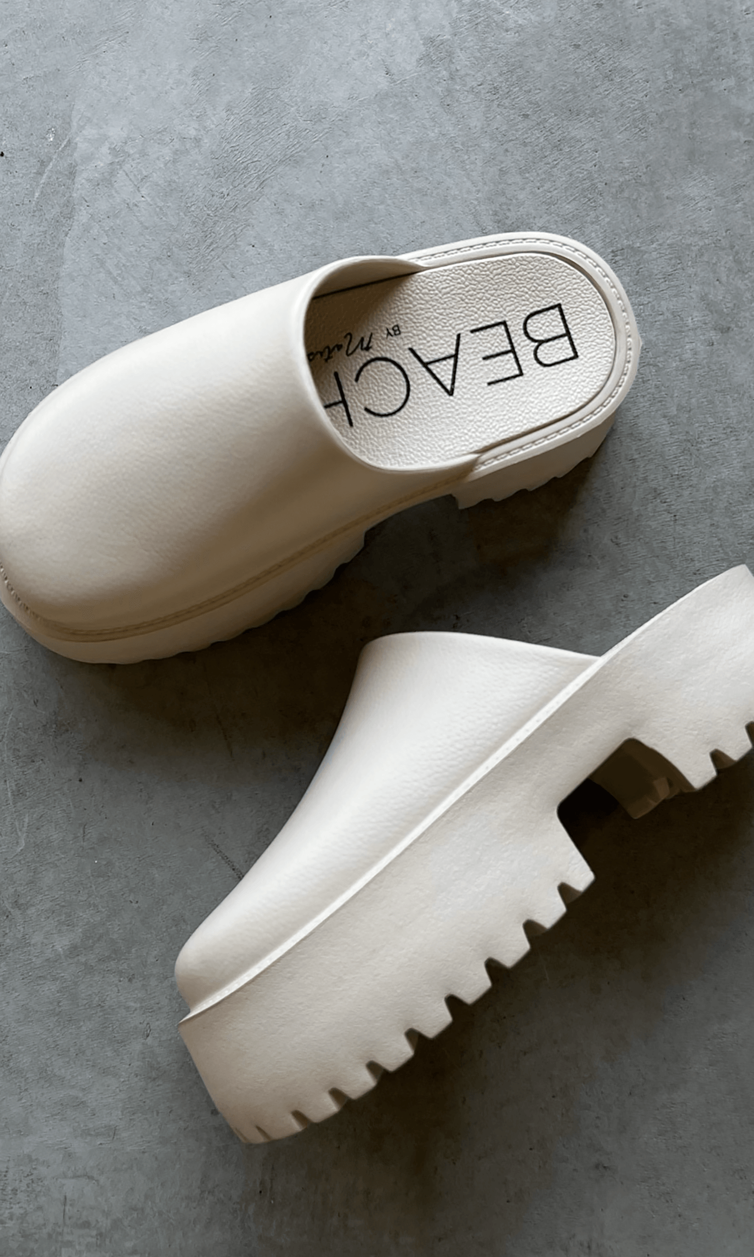 靴 Riviera Double Belted Mules Egret Sue Heeled Mules in white | GANNI US