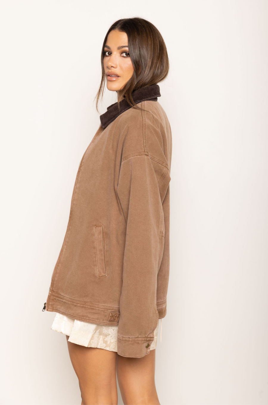 Canvas barn jacket
Corduroy collar
Zip up closure
Side pockets
Lined
brown barn jacket