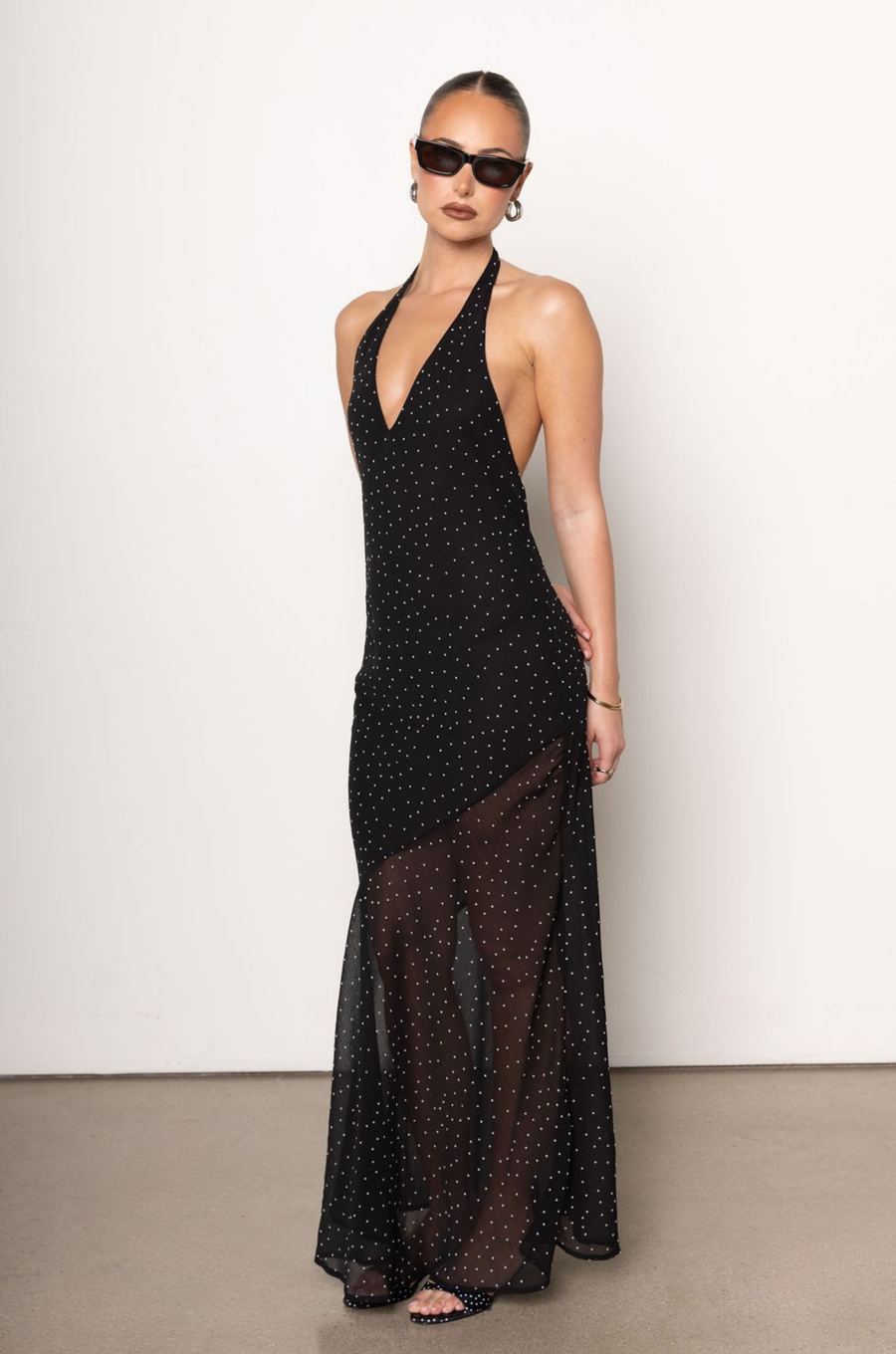 Polka dot halter maxi dress
V-neckline
Adjustable neck tie
Low back
Asymmetrical sheer hemline
Partially unlined/Sheer
black and white polka dot maxi dress
wedding guest dress