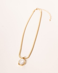 Snack chain necklace with pearl pendent
Lobster clasp closure
Synthetic