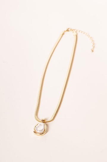 Snack chain necklace with pearl pendent
Lobster clasp closure
Synthetic