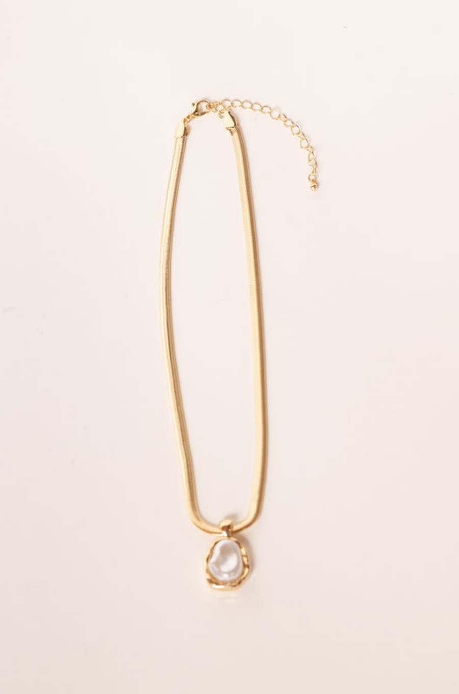 Snack chain necklace with pearl pendent
Lobster clasp closure
Synthetic