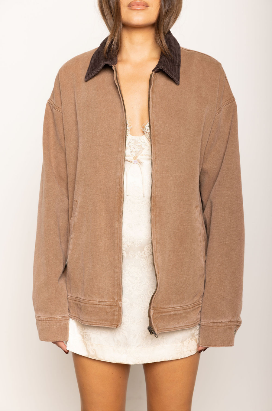 Canvas barn jacket
Corduroy collar
Zip up closure
Side pockets
Lined
brown barn jacket