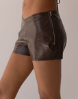 brown Faux leather micro shorts
V waistline
Side zipper closure
Unlined
Waist: 27" / Length: 11"
PU/Polyester