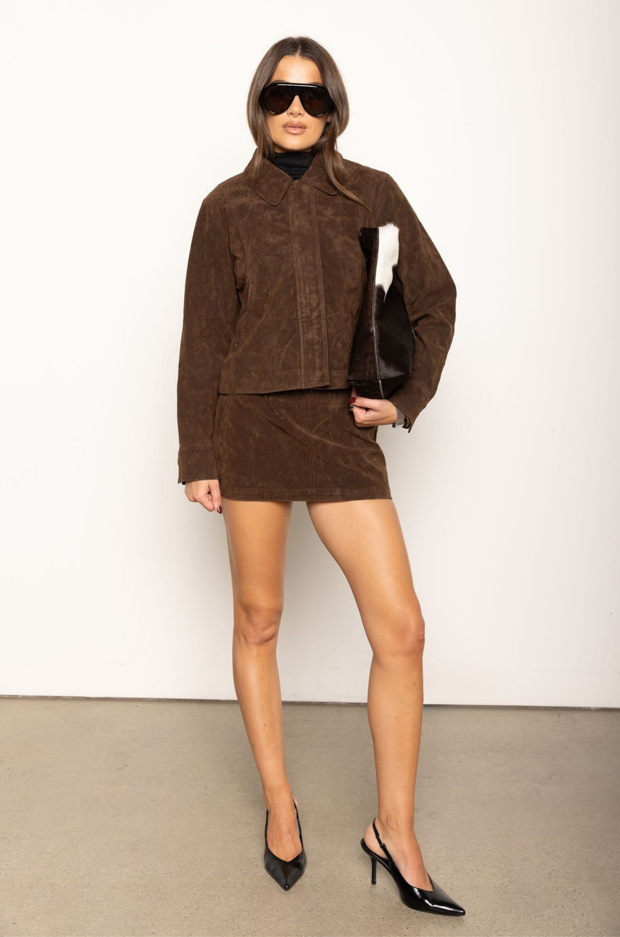 Faux suede jacket
Collared
Front zipper closure with fold over button panel
Side pockets
Lined
brown faux suede jacket
fall outfit
thanksgiving outfit