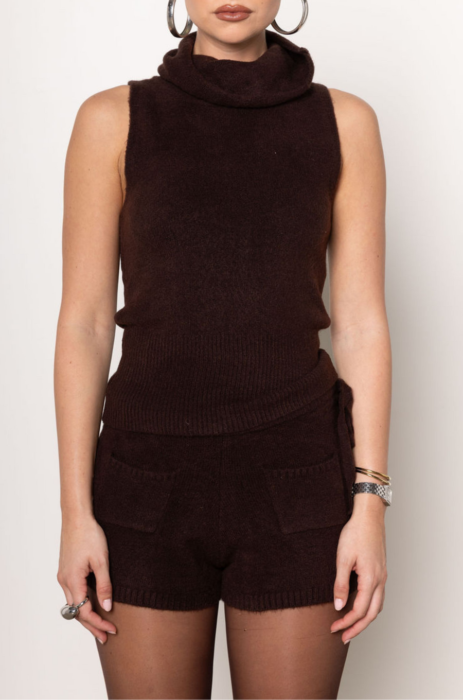 Fuzzy knit sweater tank top
Turtle neck
Sleeveless
Unlined
brown fuzzy turtle neck tank top
fall outfit
fall top
thanksgiving outfit