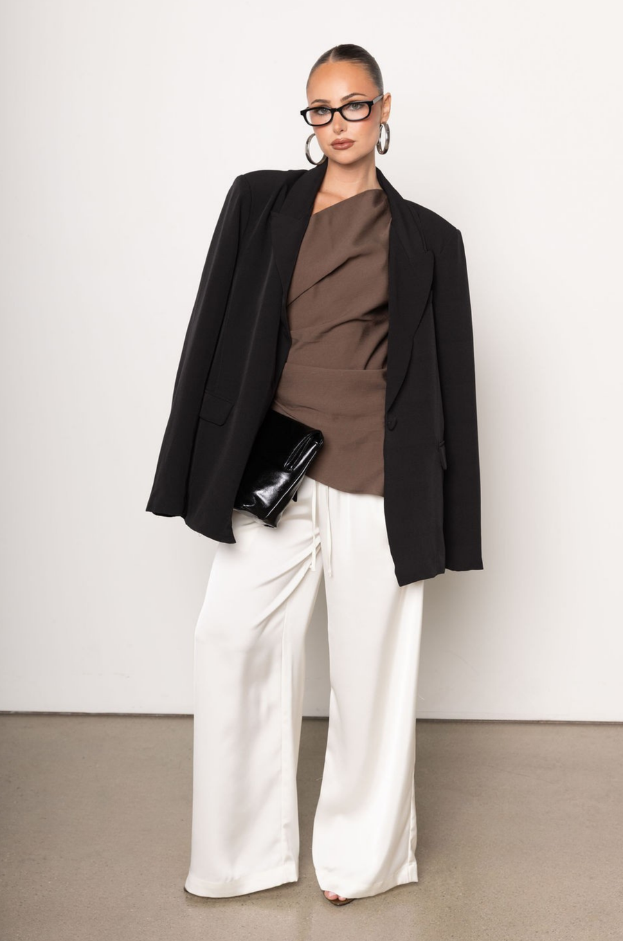 Linen off the shoulder top
Asymmetrical hemline
Side pleating detail
Side zipper closure
Unlined
brown linen off the shoulder top
fall top
fall going out top
fall outfit